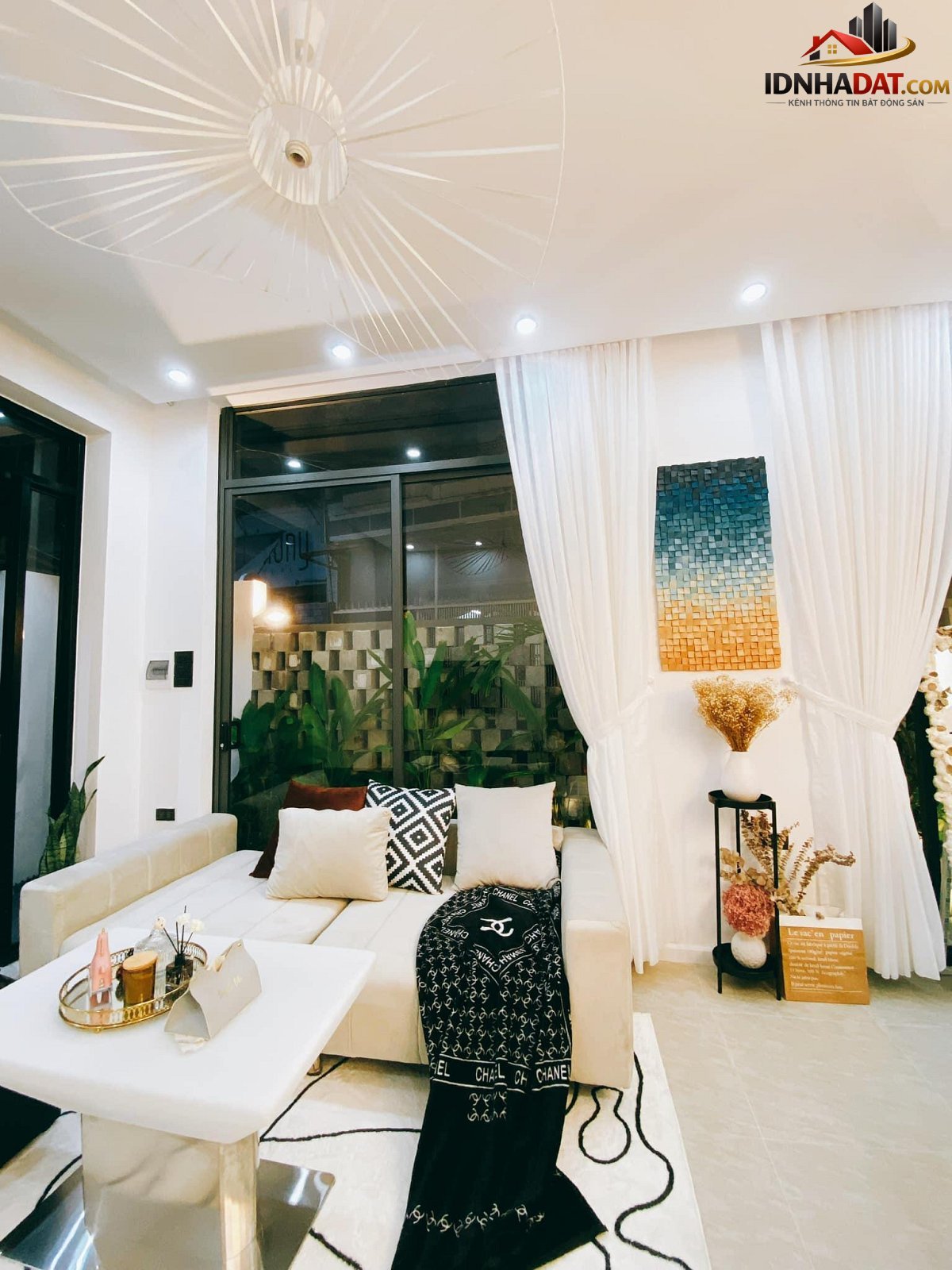 Ngôi nhà phố luôn trong lành nhờ được bọc bởi khu vườn nhỏ - Ảnh 2. Ngôi nhà phố luôn trong lành nhờ được bọc bởi khu vườn nhỏ - Ảnh 2.