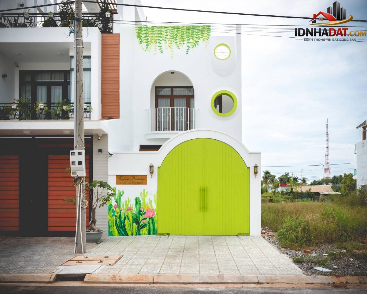 Ngôi nhà dùng gam màu chói lóa, độc đáo và đẹp đến không ngờ - Ảnh 2.