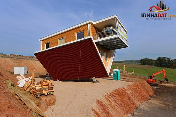 Những ngôi nhà lộn ngược có kiến trúc độc đáo trên thế giới - Ảnh 5.