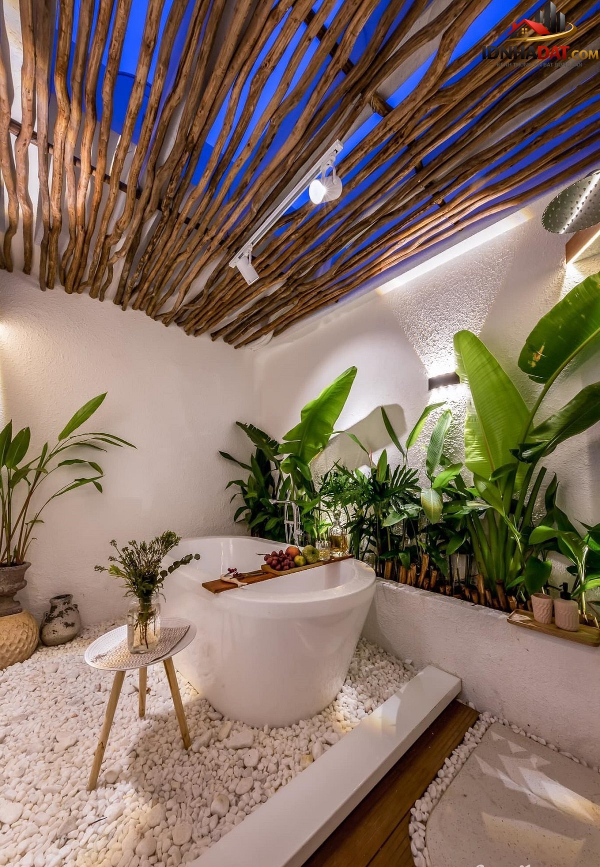 Khu vườn resort, phòng tắm nghìn sao giữa lưng chừng trời ở TP.HCM - Ảnh 7.