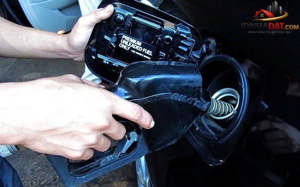 Quản lý thị trường TP HCM: Những cây xăng bán nhỏ giọt và găm hàng đã bị xử lý - Ảnh 1.