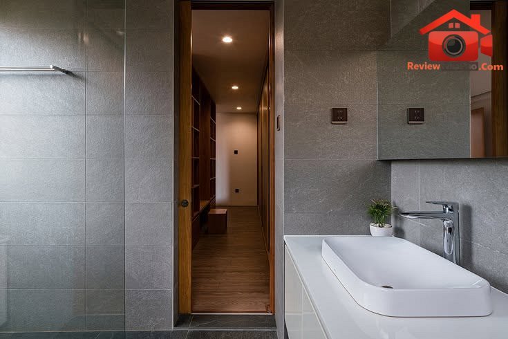 Nhà vườn ba gian đương đại Trà Vinh: Tái định nghĩa vỏ gạch nung và không gian đệm- Ảnh 14.