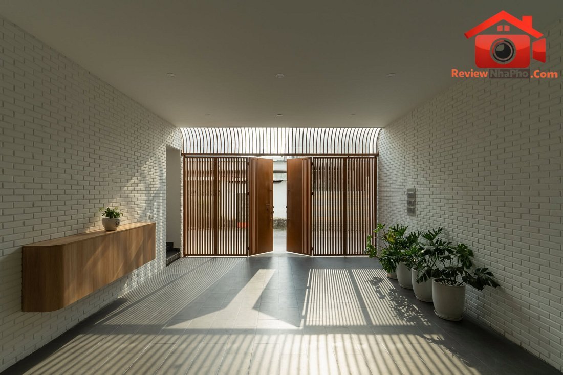 Khi thang bay nghệ thuật hóa giải thế đất xéo khó nhằn của ngôi nhà 3 tầng tại Đồng Nai- Ảnh 3. Khi thang bay nghệ thuật hóa giải thế đất xéo khó nhằn của ngôi nhà 3 tầng tại Đồng Nai- Ảnh 3.