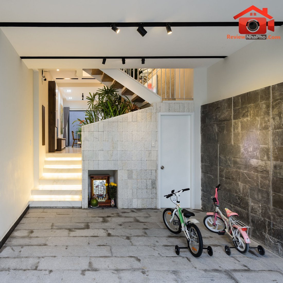 Thiết kế nhà phố lệch tầng ba thế hệ tại TP.HCM: Tối ưu diện tích và ánh sáng- Ảnh 4.