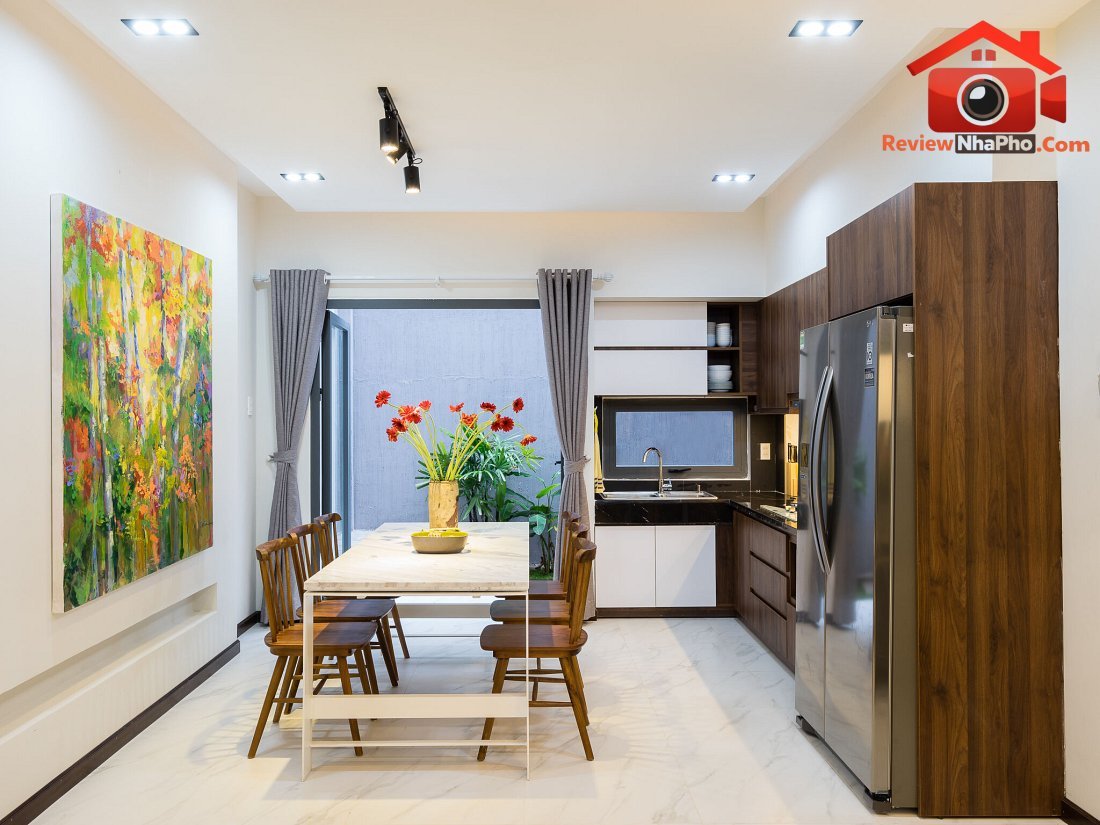 Thiết kế nhà phố lệch tầng ba thế hệ tại TP.HCM: Tối ưu diện tích và ánh sáng- Ảnh 8.