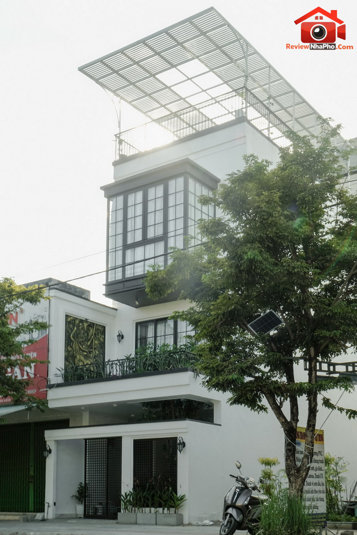 Gạch kính cản nắng hướng Tây cho nhà ống Đà Nẵng đậm chất Indochine- Ảnh 1. Gạch kính cản nắng hướng Tây cho nhà ống Đà Nẵng đậm chất Indochine- Ảnh 1.