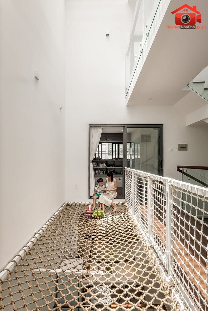 Nhà ống 3 tầng hóa giải sự ngột ngạt nhờ lõi thông tầng và thông gió xuyên phòng- Ảnh 8. Nhà ống 3 tầng hóa giải sự ngột ngạt nhờ lõi thông tầng và thông gió xuyên phòng- Ảnh 8.