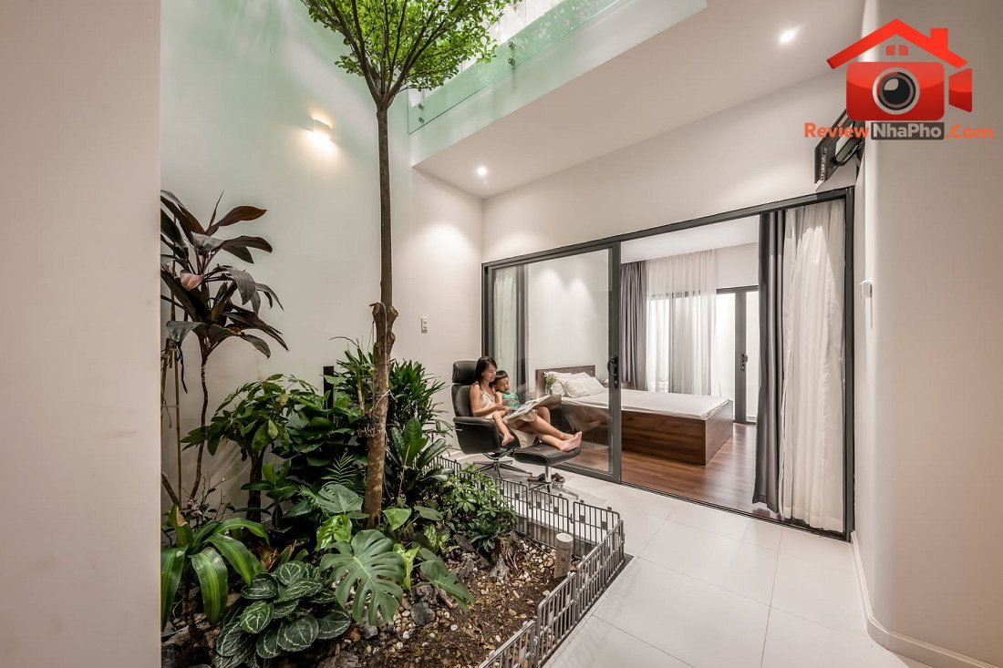 Nhà ống 3 tầng hóa giải sự ngột ngạt nhờ lõi thông tầng và thông gió xuyên phòng- Ảnh 9. Nhà ống 3 tầng hóa giải sự ngột ngạt nhờ lõi thông tầng và thông gió xuyên phòng- Ảnh 9.