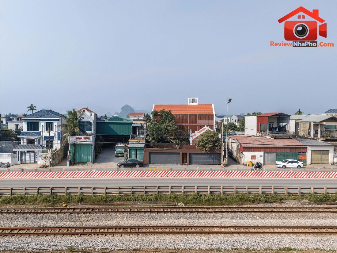 Nhà phố Ninh Bình: Cấu trúc 3 lớp lọc bụi và tiếng ồn xa lộ cho khuôn viên di sản- Ảnh 2. Nhà phố Ninh Bình: Cấu trúc 3 lớp lọc bụi và tiếng ồn xa lộ cho khuôn viên di sản- Ảnh 2.