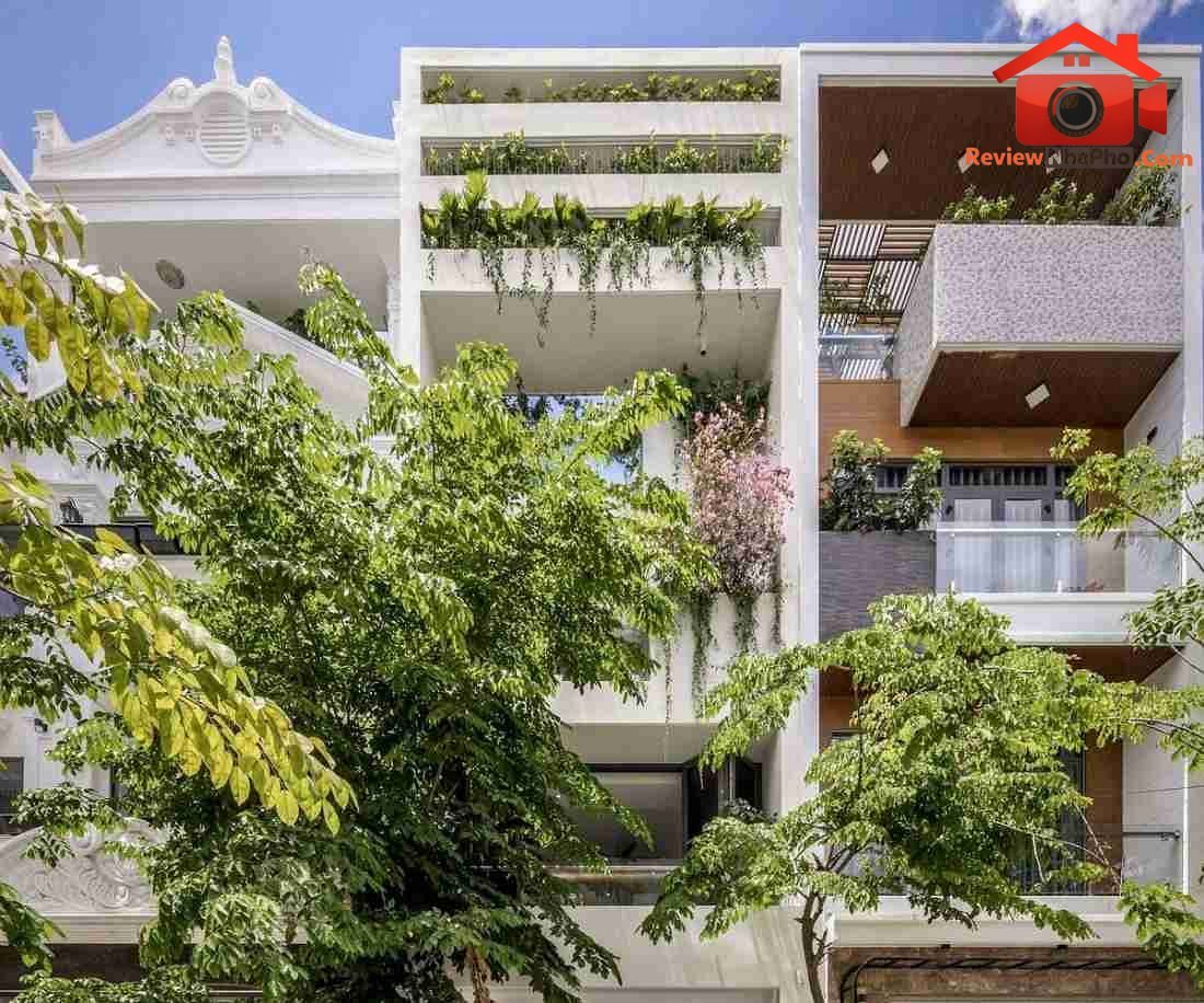 Nhà ống 3 tầng hóa giải sự ngột ngạt nhờ lõi thông tầng và thông gió xuyên phòng- Ảnh 3. Nhà ống 3 tầng hóa giải sự ngột ngạt nhờ lõi thông tầng và thông gió xuyên phòng- Ảnh 3.