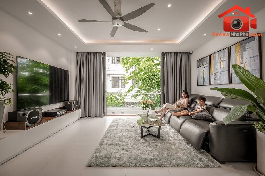 Nhà ống 3 tầng hóa giải sự ngột ngạt nhờ lõi thông tầng và thông gió xuyên phòng- Ảnh 4. Nhà ống 3 tầng hóa giải sự ngột ngạt nhờ lõi thông tầng và thông gió xuyên phòng- Ảnh 4.