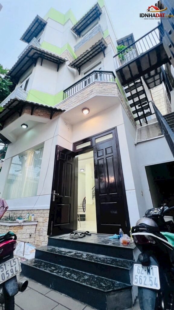[Đánh giá Nhà Phố] Nhà 3 tầng tại Tân Hưng, Quận 7 với gara xe thuận tiện - Review Nhà Phố - Ảnh 1