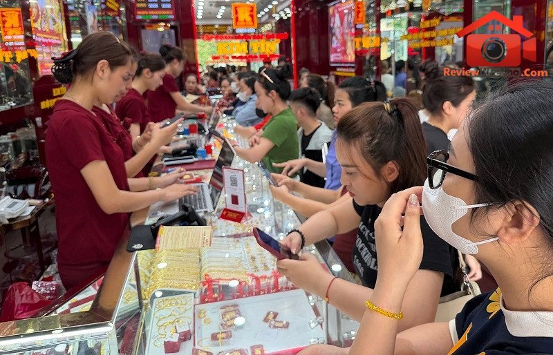 Dự báo giá vàng tuần tới: Ảnh hưởng từ báo cáo việc làm Mỹ và xung đột địa chính trị