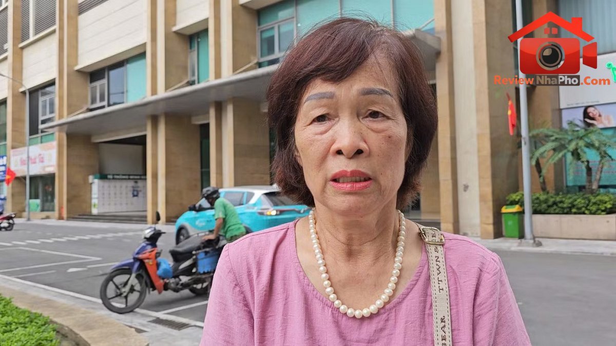 Bà Đôn Thị Nghĩa, cư dân tòa CT3 The Pride. Ảnh: Đình Phong. Chung cư The Pride: Chủ đầu tư vi phạm 'đẩy' cả trăm căn hộ 'treo' sổ hồng suốt thập kỷ - Ảnh 2.