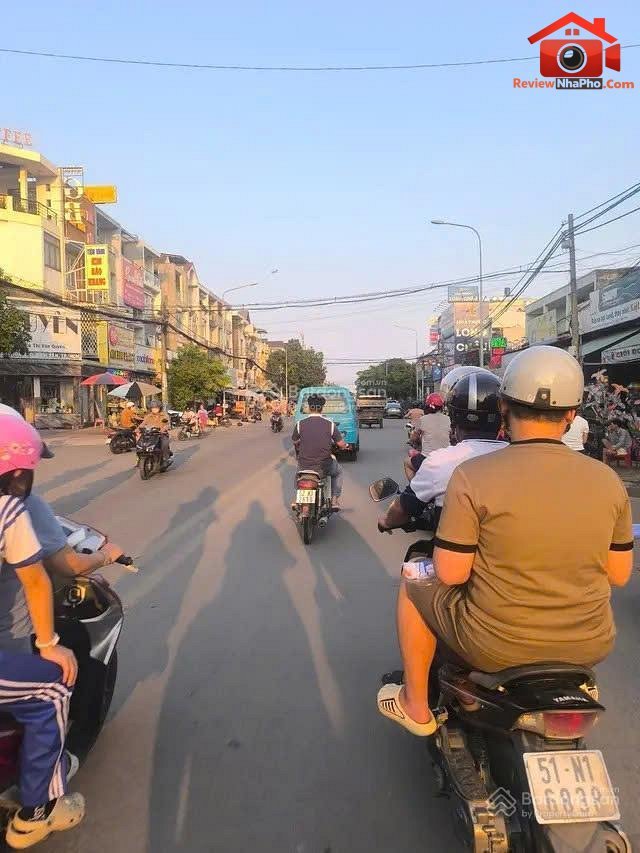 Review nhà phố Bình Tân giá 9.9 tỷ, mặt tiền sầm uất, thích hợp đầu tư
