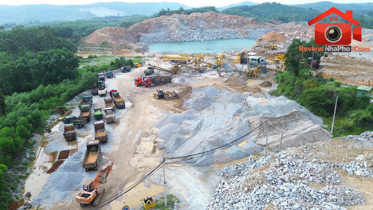 Xe tải xếp hàng chờ mua đá: Quảng Ngãi ưu tiên vật liệu cho công trình nội tỉnh- Ảnh 4.
