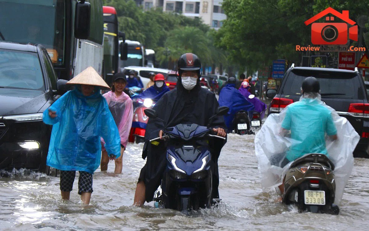 Đại lộ Thăng Long ngập sâu 1m, cấm phương tiện di chuyển