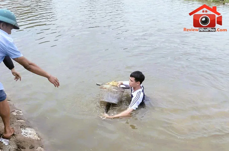 Nam sinh lớp 11 lao xuống dòng nước sâu cứu hai em nhỏ - Ảnh 1.