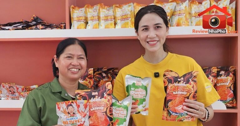 Bạn trẻ nếm thử món hot tại lễ hội TikTok Food Fest 2026