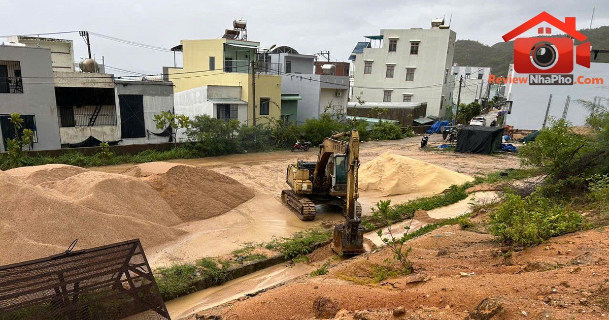 Gia Lai: Mưa lớn gây sạt lở đất trong khu dân cư