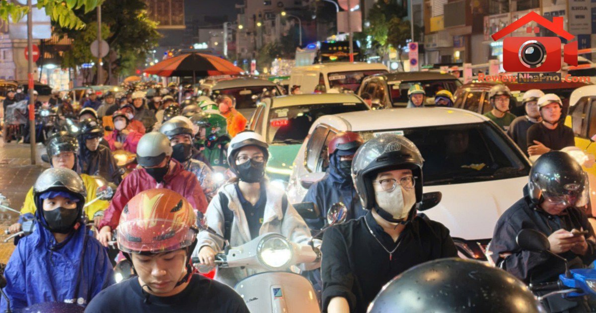 Ùn ứ giao thông đường Cộng Hòa TP.HCM sau mưa lớn