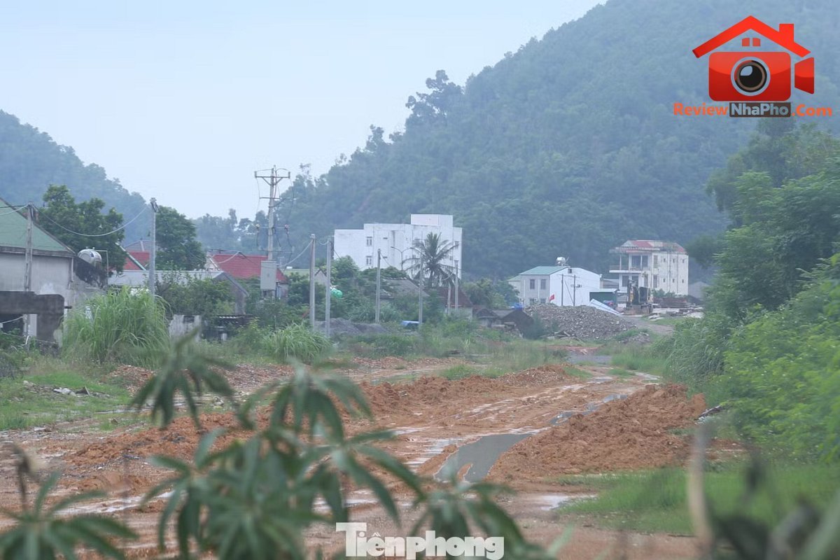 Tuyến đường dang dở khiến người dân khổ sở, nhất là vào mùa mưa. 'Vỡ tiến độ' tuyến đường gần 1km, hơn 200 tỷ đồng - Ảnh 5.