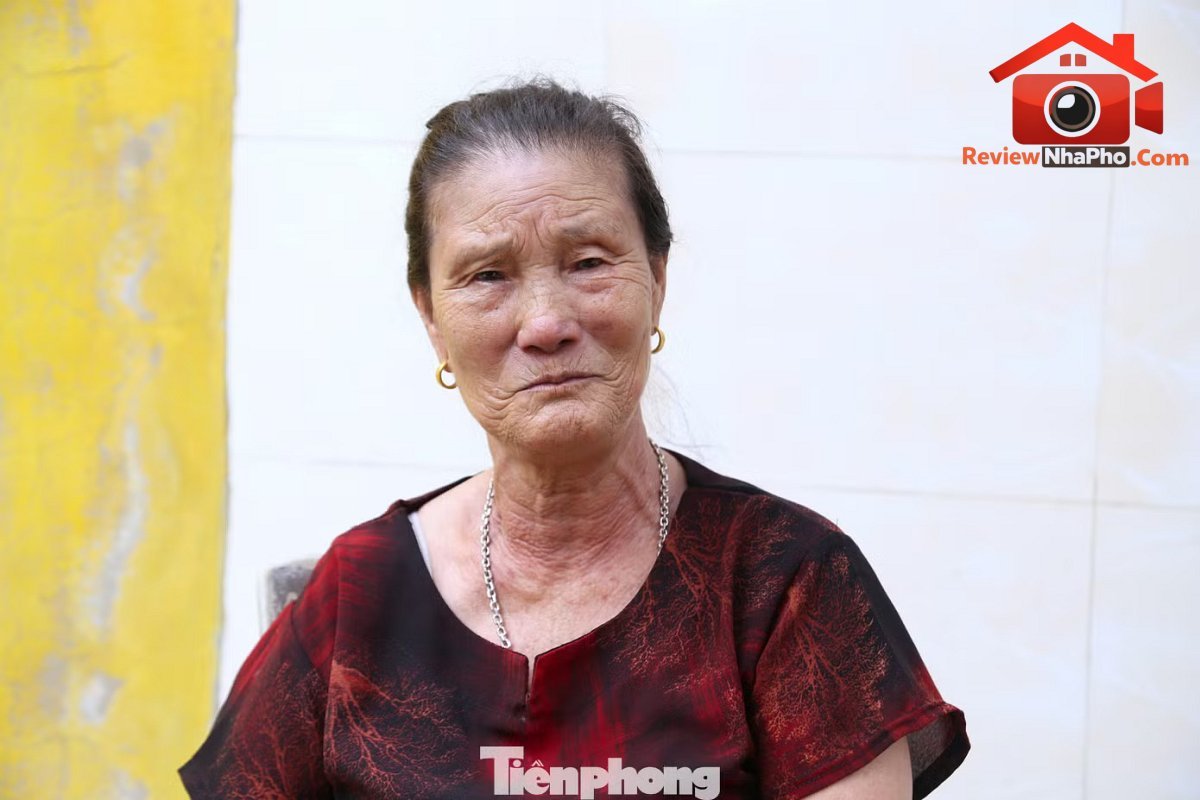 Bà Nguyễn Thị Hòa chia sẻ gia đình nhiều năm qua vẫn phải chờ bồi thường, di dời. 'Vỡ tiến độ' tuyến đường gần 1km, hơn 200 tỷ đồng - Ảnh 2.