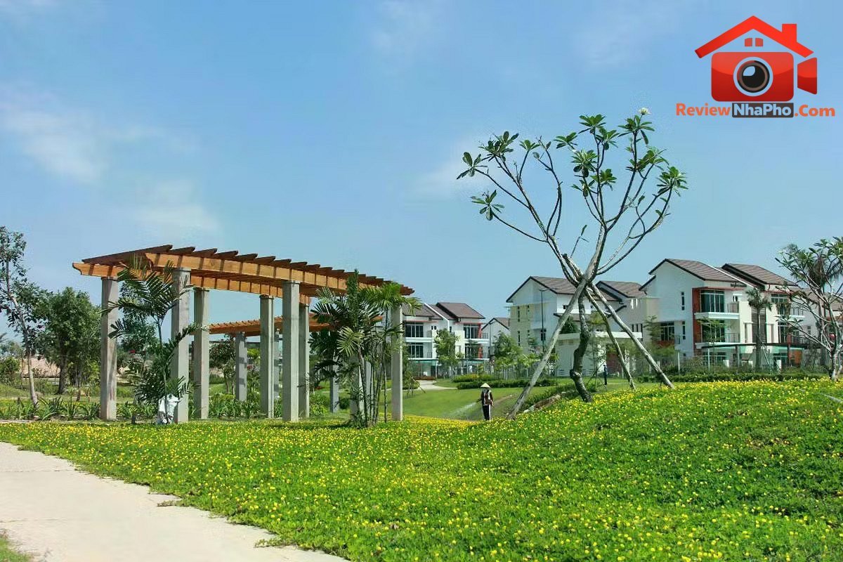 Khu nhà ở thương mại tiểu khu R8A sẽ được cấp giấy chứng nhận 392 căn cho người mua nhà. TPHCM tháo gỡ vướng mắc, cấp sổ cho hàng trăm căn nhà ở liền kề - Ảnh 1.