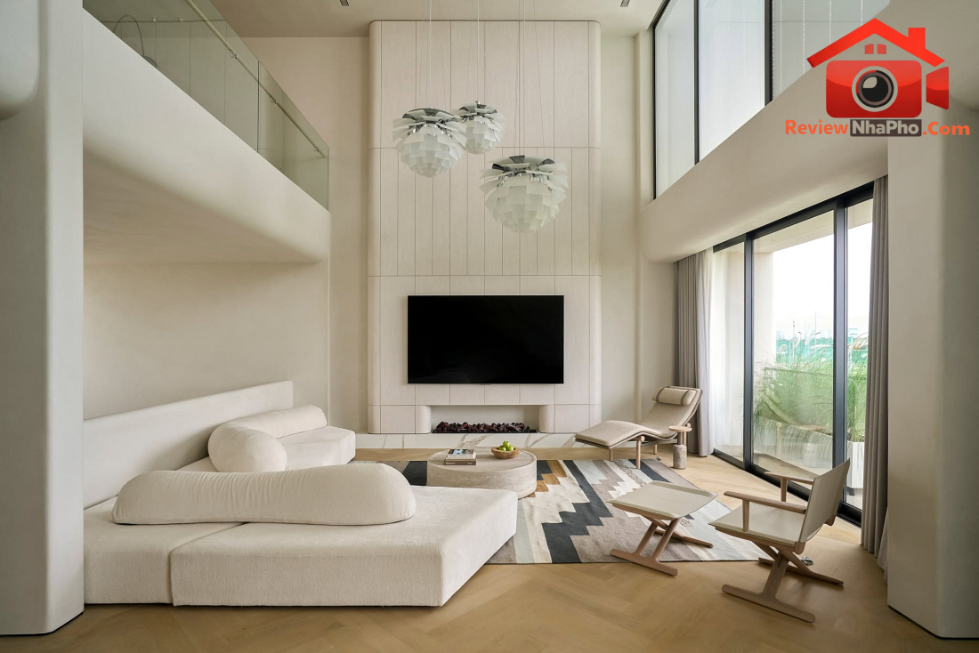 Cải tạo gộp 2 nhà phố liền kề TP.HCM: Cấu trúc thông tầng đôi và ngôn ngữ đường cong- Ảnh 1. Cải tạo gộp 2 nhà phố liền kề TP.HCM: Cấu trúc thông tầng đôi và ngôn ngữ đường cong- Ảnh 1.