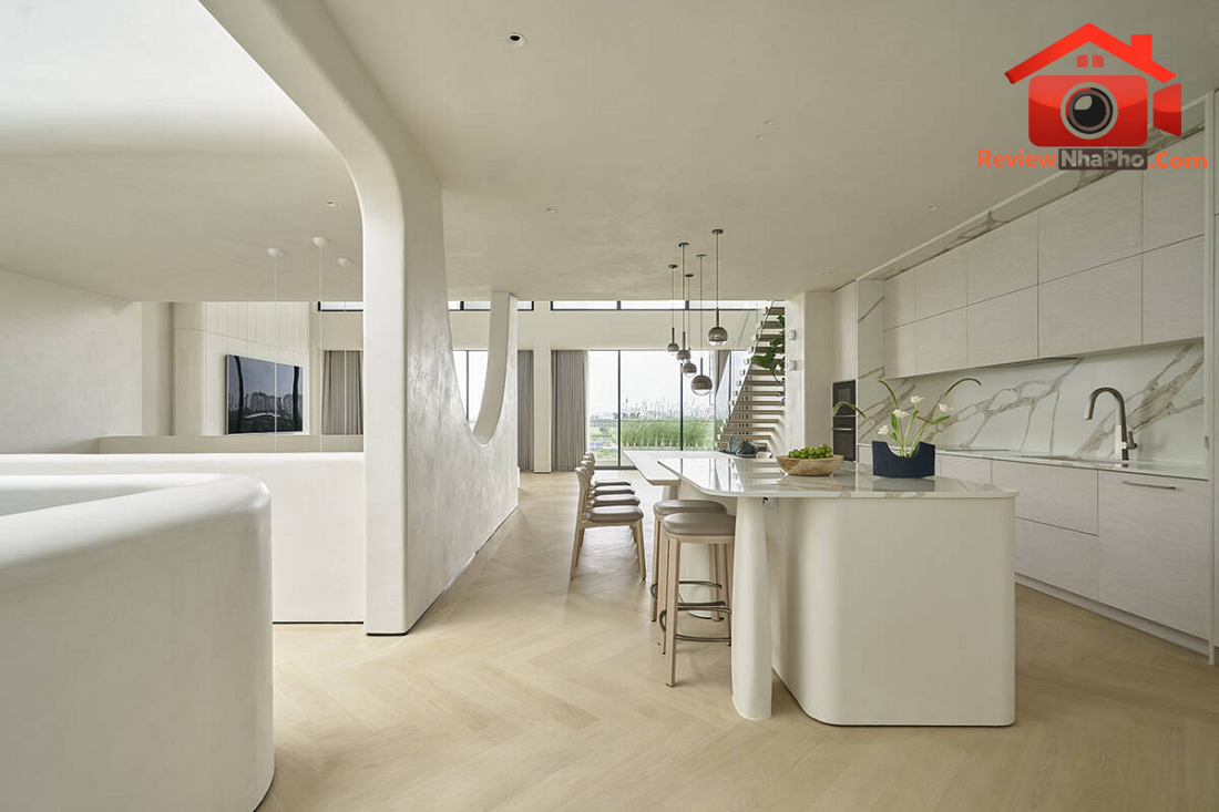 Cải tạo gộp 2 nhà phố liền kề TP.HCM: Cấu trúc thông tầng đôi và ngôn ngữ đường cong- Ảnh 8. Cải tạo gộp 2 nhà phố liền kề TP.HCM: Cấu trúc thông tầng đôi và ngôn ngữ đường cong- Ảnh 8.