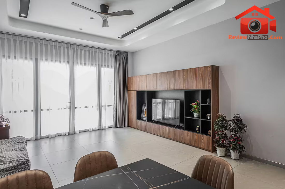 Cải tạo nhà 3 tầng TP.HCM: Cấu trúc giếng trời và cầu thang thép thay thế lối đi cũ- Ảnh 2. Cải tạo nhà 3 tầng TP.HCM: Cấu trúc giếng trời và cầu thang thép thay thế lối đi cũ- Ảnh 2.
