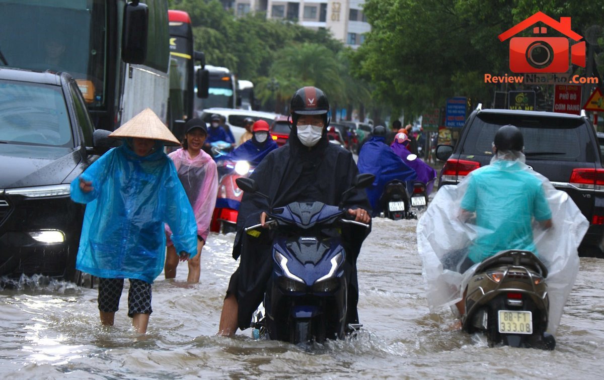 Cấm phương tiện qua khu vực ngập sâu trên Đại lộ Thăng Long - Ảnh 1.