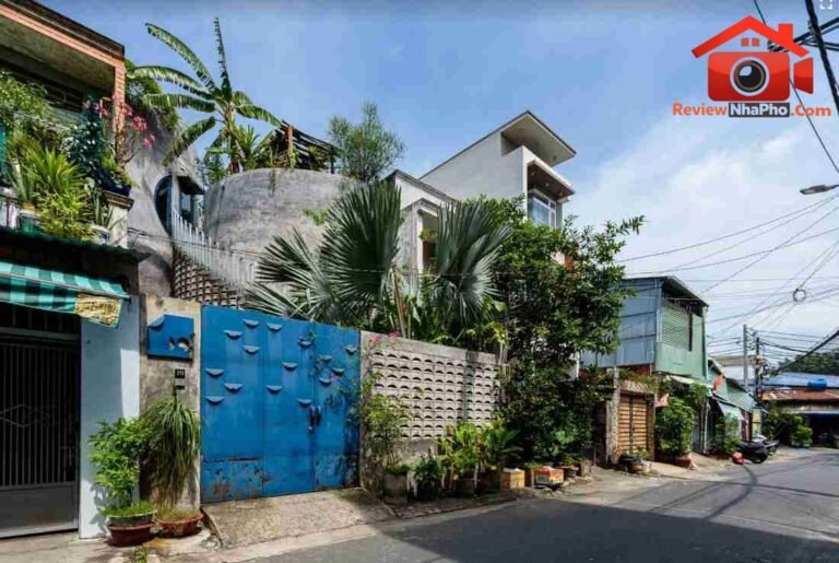 Nhà phố hai gia đình TP.HCM: Kiến trúc nhiệt đới độc đáo