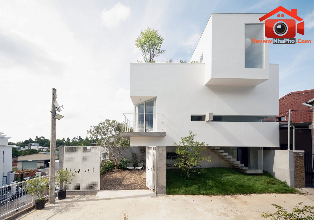 Nhà hướng Tây 102m² tại Huế: Lõi cầu thang mặt tiền và vật liệu bản địa làm mát tự nhiên- Ảnh 1. Nhà hướng Tây 102m² tại Huế: Lõi cầu thang mặt tiền và vật liệu bản địa làm mát tự nhiên- Ảnh 1.