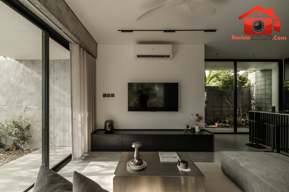 Nhà hướng Tây 102m² tại Huế: Lõi cầu thang mặt tiền và vật liệu bản địa làm mát tự nhiên- Ảnh 10. Nhà hướng Tây 102m² tại Huế: Lõi cầu thang mặt tiền và vật liệu bản địa làm mát tự nhiên- Ảnh 10.