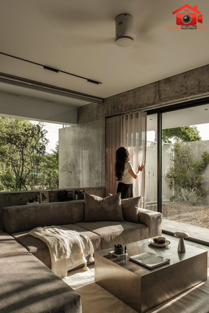 Nhà hướng Tây 102m² tại Huế: Lõi cầu thang mặt tiền và vật liệu bản địa làm mát tự nhiên- Ảnh 11. Nhà hướng Tây 102m² tại Huế: Lõi cầu thang mặt tiền và vật liệu bản địa làm mát tự nhiên- Ảnh 11.