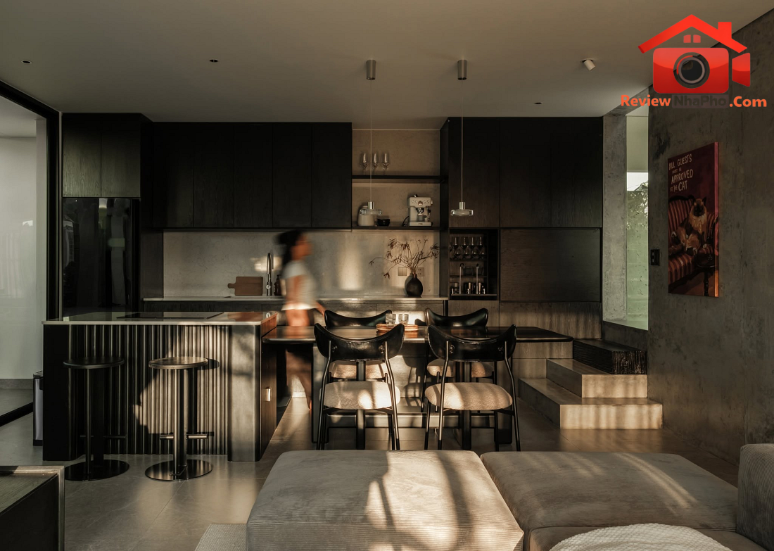 Nhà hướng Tây 102m² tại Huế: Lõi cầu thang mặt tiền và vật liệu bản địa làm mát tự nhiên- Ảnh 12. Nhà hướng Tây 102m² tại Huế: Lõi cầu thang mặt tiền và vật liệu bản địa làm mát tự nhiên- Ảnh 12.