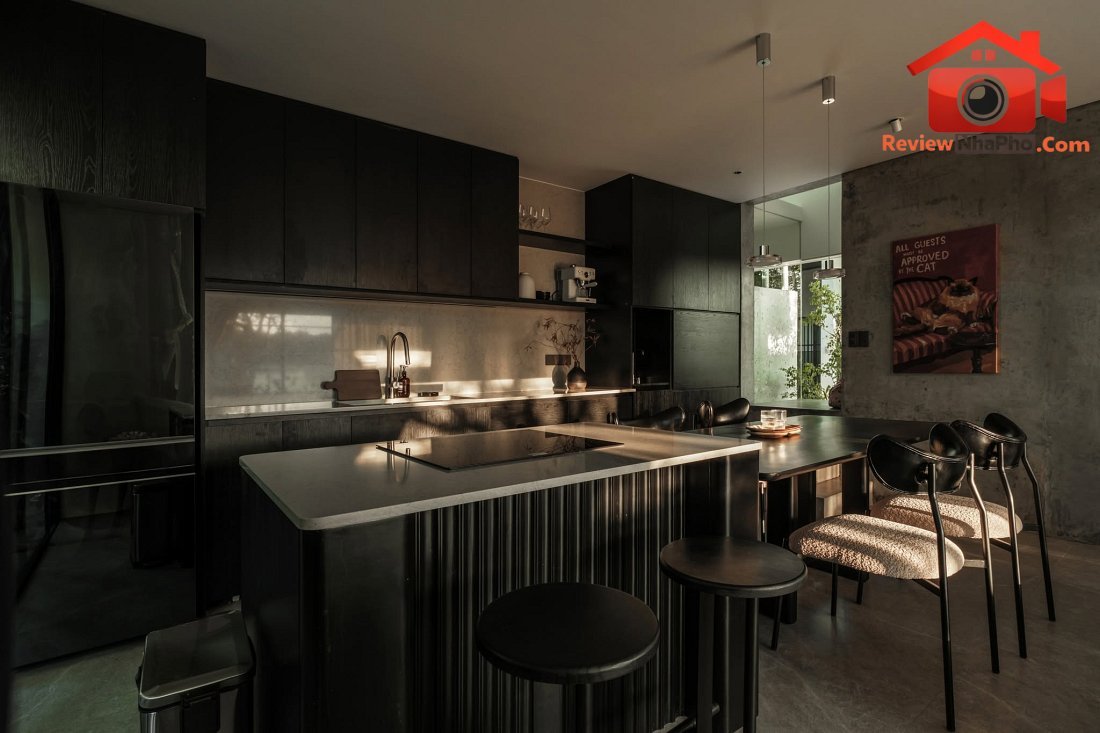 Nhà hướng Tây 102m² tại Huế: Lõi cầu thang mặt tiền và vật liệu bản địa làm mát tự nhiên- Ảnh 13.