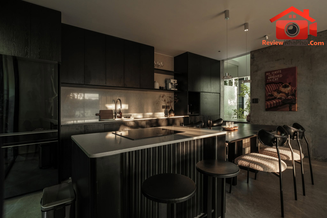 Nhà hướng Tây 102m² tại Huế: Lõi cầu thang mặt tiền và vật liệu bản địa làm mát tự nhiên- Ảnh 13. Nhà hướng Tây 102m² tại Huế: Lõi cầu thang mặt tiền và vật liệu bản địa làm mát tự nhiên- Ảnh 13.