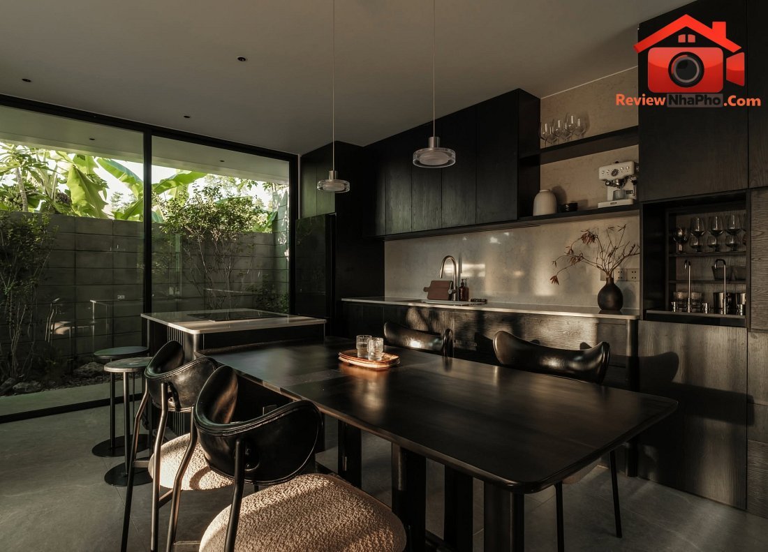 Nhà hướng Tây 102m² tại Huế: Lõi cầu thang mặt tiền và vật liệu bản địa làm mát tự nhiên- Ảnh 14.
