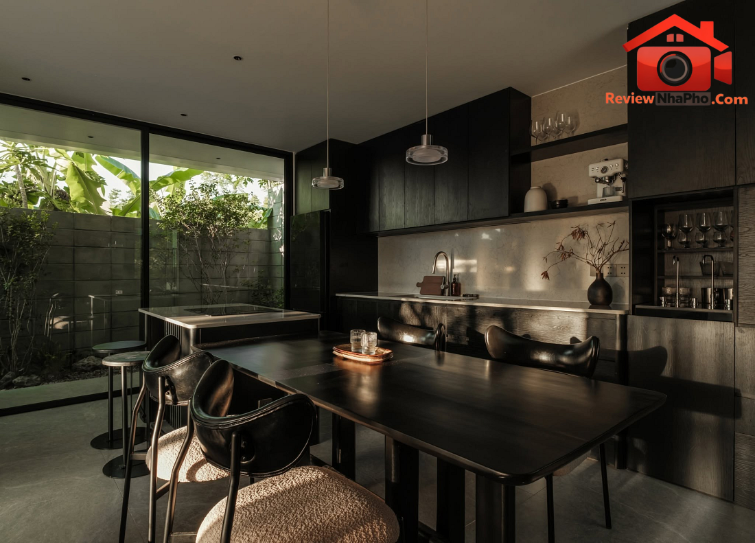 Nhà hướng Tây 102m² tại Huế: Lõi cầu thang mặt tiền và vật liệu bản địa làm mát tự nhiên- Ảnh 14. Nhà hướng Tây 102m² tại Huế: Lõi cầu thang mặt tiền và vật liệu bản địa làm mát tự nhiên- Ảnh 14.
