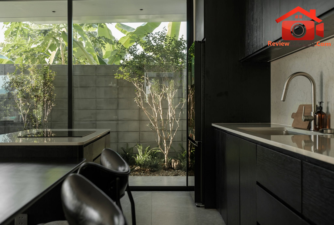 Nhà hướng Tây 102m² tại Huế: Lõi cầu thang mặt tiền và vật liệu bản địa làm mát tự nhiên- Ảnh 15. Nhà hướng Tây 102m² tại Huế: Lõi cầu thang mặt tiền và vật liệu bản địa làm mát tự nhiên- Ảnh 15.