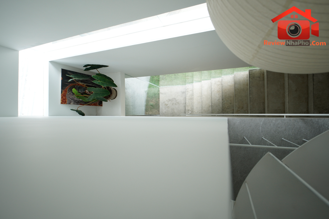 Nhà hướng Tây 102m² tại Huế: Lõi cầu thang mặt tiền và vật liệu bản địa làm mát tự nhiên- Ảnh 16. Nhà hướng Tây 102m² tại Huế: Lõi cầu thang mặt tiền và vật liệu bản địa làm mát tự nhiên- Ảnh 16.