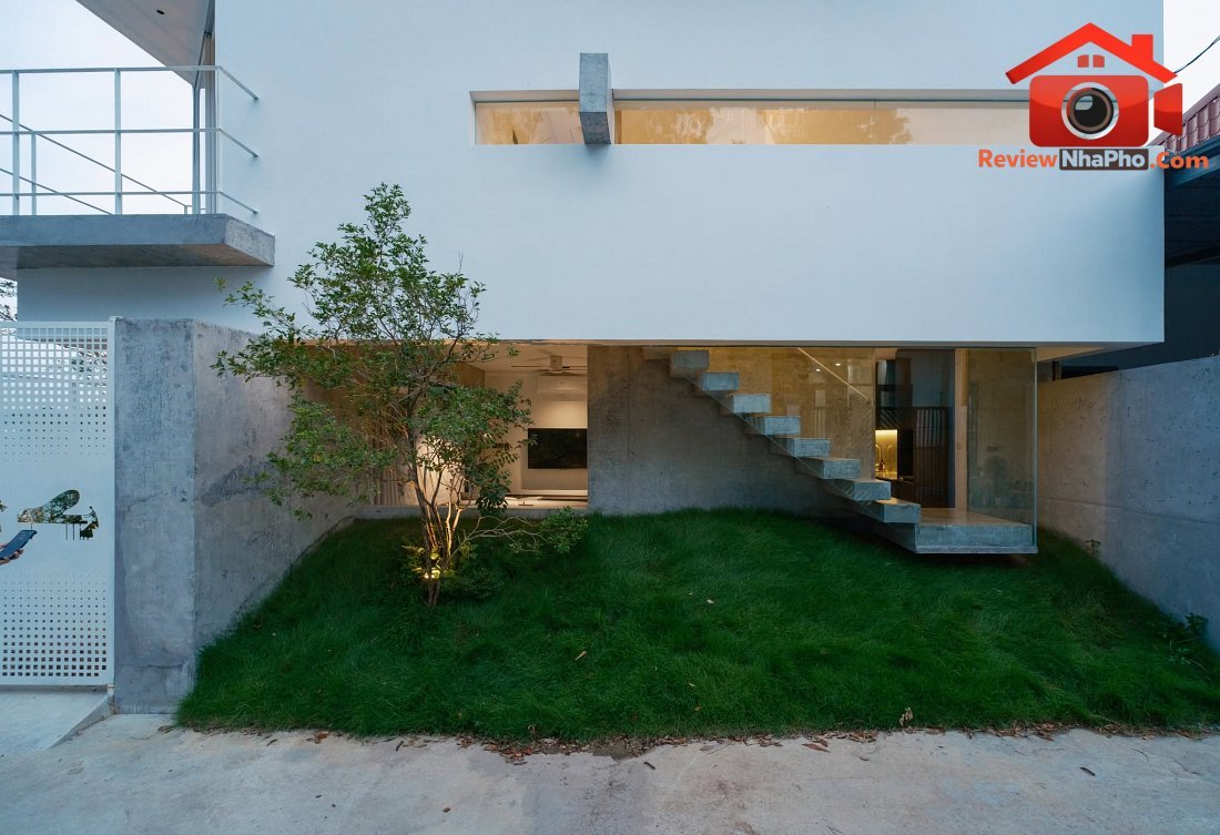 Nhà hướng Tây 102m² tại Huế: Lõi cầu thang mặt tiền và vật liệu bản địa làm mát tự nhiên- Ảnh 3.