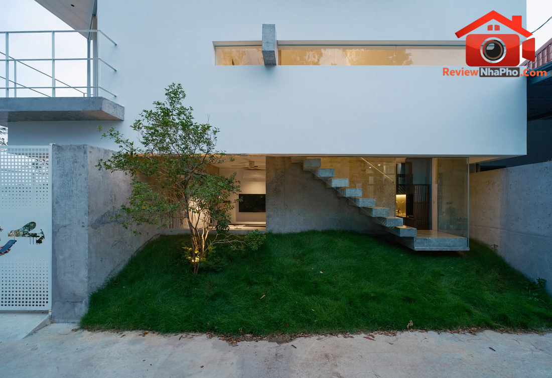 Nhà hướng Tây 102m² tại Huế: Lõi cầu thang mặt tiền và vật liệu bản địa làm mát tự nhiên- Ảnh 3. Nhà hướng Tây 102m² tại Huế: Lõi cầu thang mặt tiền và vật liệu bản địa làm mát tự nhiên- Ảnh 3.