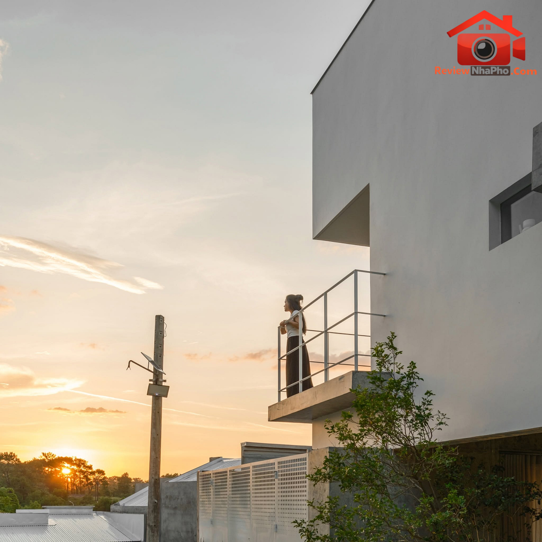 Nhà hướng Tây 102m² tại Huế: Lõi cầu thang mặt tiền và vật liệu bản địa làm mát tự nhiên- Ảnh 5. Nhà hướng Tây 102m² tại Huế: Lõi cầu thang mặt tiền và vật liệu bản địa làm mát tự nhiên- Ảnh 5.