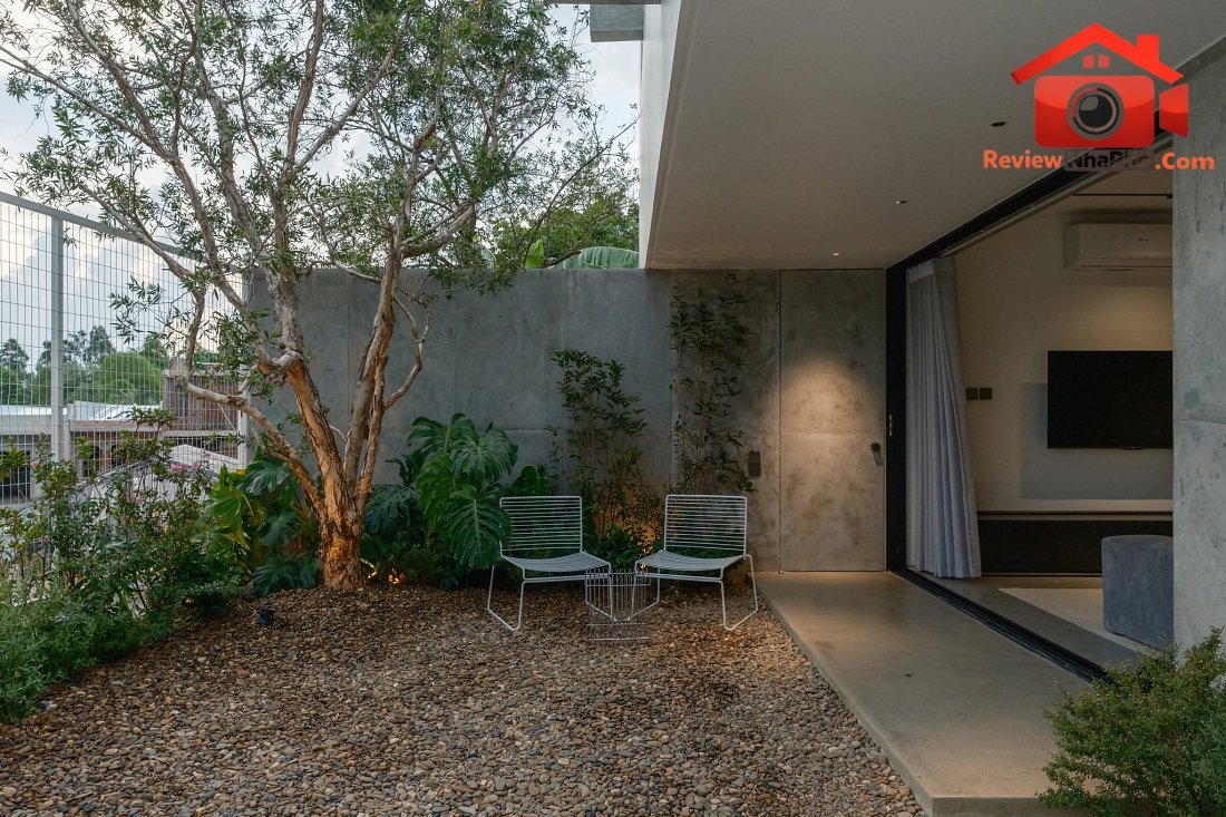 Nhà hướng Tây 102m² tại Huế: Lõi cầu thang mặt tiền và vật liệu bản địa làm mát tự nhiên- Ảnh 6.