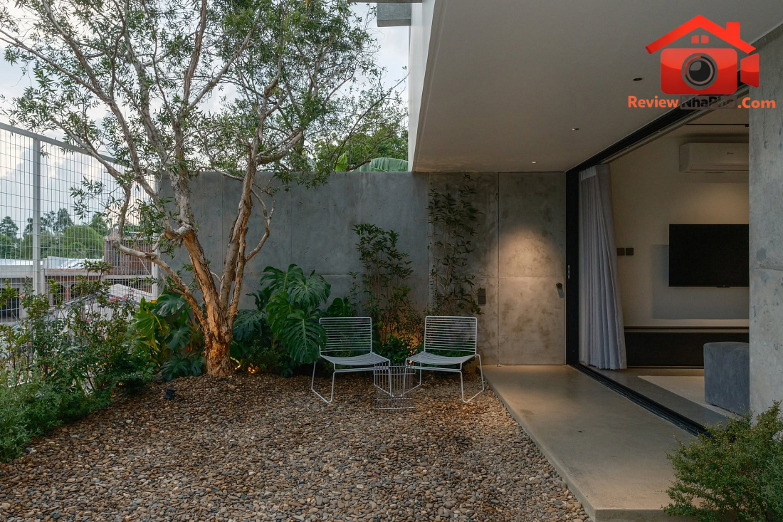 Nhà hướng Tây 102m² tại Huế: Lõi cầu thang mặt tiền và vật liệu bản địa làm mát tự nhiên- Ảnh 6. Nhà hướng Tây 102m² tại Huế: Lõi cầu thang mặt tiền và vật liệu bản địa làm mát tự nhiên- Ảnh 6.