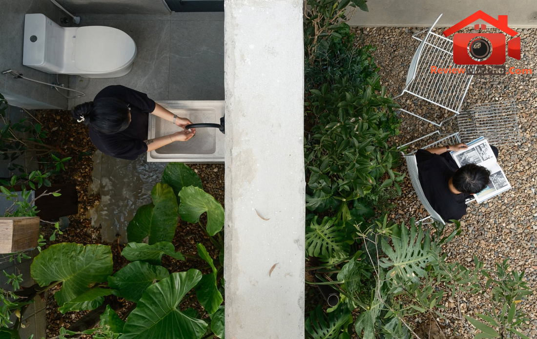 Nhà hướng Tây 102m² tại Huế: Lõi cầu thang mặt tiền và vật liệu bản địa làm mát tự nhiên- Ảnh 8. Nhà hướng Tây 102m² tại Huế: Lõi cầu thang mặt tiền và vật liệu bản địa làm mát tự nhiên- Ảnh 8.