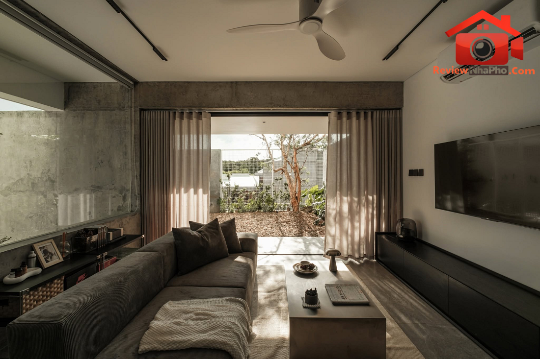 Nhà hướng Tây 102m² tại Huế: Lõi cầu thang mặt tiền và vật liệu bản địa làm mát tự nhiên- Ảnh 9. Nhà hướng Tây 102m² tại Huế: Lõi cầu thang mặt tiền và vật liệu bản địa làm mát tự nhiên- Ảnh 9.